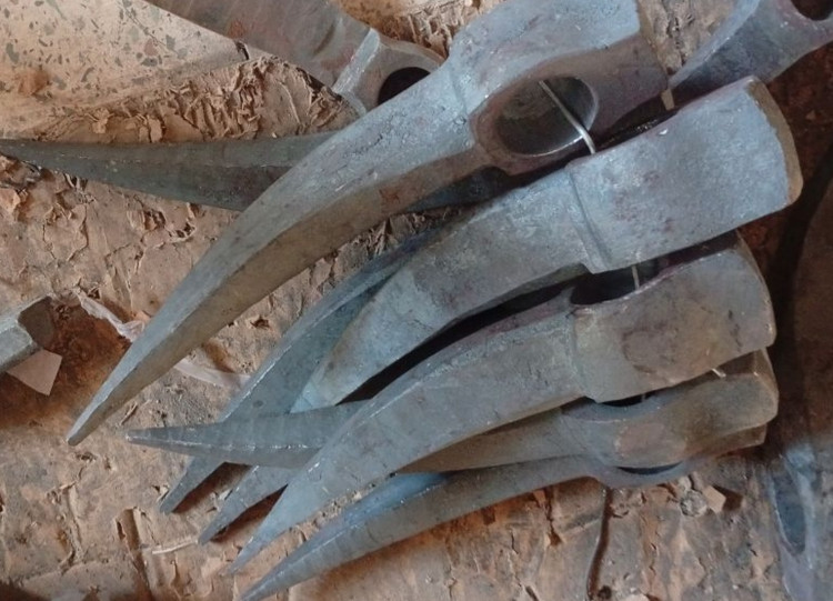 کلنگ یک سر مقنی «تقریبا ۲٫۵ کیلویی»